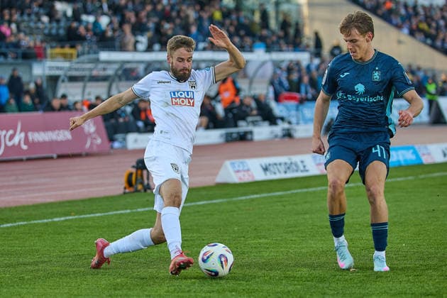 Zweikampf, Duell zwischen Lucas Roeser (SSV Ulm 1846, 09), Clemens Lippmann (TSV 1860 Muenchen, 41) GER, SSV Ulm 1846 vs. TSV 1860 Muenchen, Fussball, Herren, 3. Liga, 16. Spieltag, Spielzeit 2025 2026, 29.11.2025 DFL, DFB regulations prohibit any use of photographs as image sequences and or quasi-video GER, SSV Ulm 1846 vs. TSV 1860 Muenchen, Fussball, Herren, 3. Liga, 16. Spieltag, Spielzeit 2025 2026, 29.11.2025 Ulm Copyright: xEibner-Pressefoto GeraldxOelze-dexStoppanyx EP_ODS