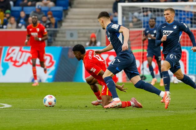 Samuel Essende (FC Augsburg, 09) und Albian Hajdari (TSG Hoffenheim, 21) im Zweikampf , Deutschland, Fussball, 1. Bundesliga, 12.Spieltag, 2025 2026, TSG Hoffenheim vs. FC Augsburg, 29.11.2025, PreZero Arena, Sinsheim, Deutschland Sinsheim PreZero Arena Baden-Württemberg Deutschland Copyright: xGrantxHubbsx