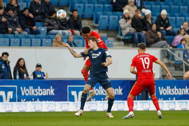 Noahkai Banks (FC Augsburg, 40) und Wouter Burger (TSG Hoffenheim, 18) im Zweikampf , Deutschland, Fussball, 1. Bundesliga, 12.Spieltag, 2025 2026, TSG Hoffenheim vs. FC Augsburg, 29.11.2025, PreZero Arena, Sinsheim, Deutschland Sinsheim PreZero Arena Baden-Württemberg Deutschland Copyright: xGrantxHubbsx