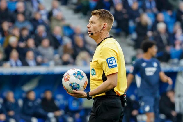 Schiedsrichter Christian Dingert , Deutschland, Fussball, 1. Bundesliga, 12.Spieltag, 2025 2026, TSG Hoffenheim vs. FC Augsburg, 29.11.2025, PreZero Arena, Sinsheim, Deutschland Sinsheim PreZero Arena Baden-Württemberg Deutschland Copyright: xGrantxHubbsx