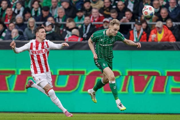 v.li.: Said El Mala (1. FC Köln, 13) und Amos Pieper (SV Werder Bremen, 5) im Zweikampf, Duell, Dynamik, Aktion, Action, Spielszene, DIE DFL-RICHTLINIEN UNTERSAGEN JEGLICHE NUTZUNG VON FOTOS ALS SEQUENZBILDER UND ODER VIDEOA?HNLICHE FOTOSTRECKEN. DFL REGULATIONS PROHIBIT ANY USE OF PHOTOGRAPHS AS IMAGE SEQUENCES AND OR QUASI-VIDEO., 29.11.2025, Bremen (Deutschland), Fussball, Bundesliga, SV Werder Bremen - 1. FC Köln