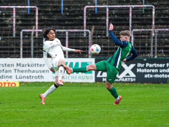 Wael Mohya (Borussia Moenchengladbach U23, 36) im Zweikampf gegen Niklas Barthel (FC Guetersloh, 04) FC Guetersloh vs. Borussia Moenchengladbach U23, Fussball, Regionalliga West, 17. Spieltag, Saison 2025 2026, 29.11.2025 FC Guetersloh vs. Borussia Moenchengladbach U23, Fussball, Regionalliga West, 17. Spieltag, Saison 2025 2026, 29.11.2025 Guetersloh Copyright: xEibner-Pressefoto DamianxKruczynx EP_DKI