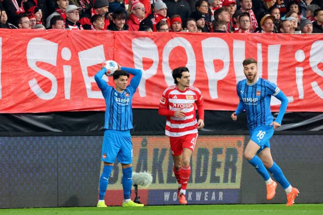 DEU, DFL, 1. FBL, 1.FC Union vs. Heidenheim, 29.11.2025, Stadion Alte Foersterei, Berlin, DEU, DFL, 1. FBL, 1.FC Union vs. Heidenheim, im Bild: Diogo Leite (1.FC Union Berlin 4), Mathias Honsak (Heidenheim 17), Julian Niehues (Heidenheim 16) DFL - regulations prohibit any use of Photographs as image sequences and or quasi-video
