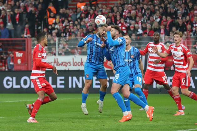 29.11.2025, xtgx, Fussball 1. Bundesliga, 1. FC Union Berlin - 1. FC Heidenheim emspor, v.l. Niklas Dorsch (Heidenheim, 30) und Julian Niehues (Heidenheim, 16) prallen mit den Köpfen zusammen, Zweikampf, Duell, Kampf, tackle (DFL DFB REGULATIONS PROHIBIT ANY USE OF PHOTOGRAPHS as IMAGE SEQUENCES and or QUASI-VIDEO) Berlin