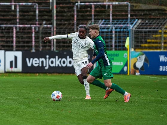 Charles Herrmann (Borussia Moenchengladbach U23, 34) im Zweikampf gegen Niklas Barthel (FC Guetersloh, 04) FC Guetersloh vs. Borussia Moenchengladbach U23, Fussball, Regionalliga West, 17. Spieltag, Saison 2025 2026, 29.11.2025 FC Guetersloh vs. Borussia Moenchengladbach U23, Fussball, Regionalliga West, 17. Spieltag, Saison 2025 2026, 29.11.2025 Guetersloh Copyright: xEibner-Pressefoto DamianxKruczynx EP_DKI