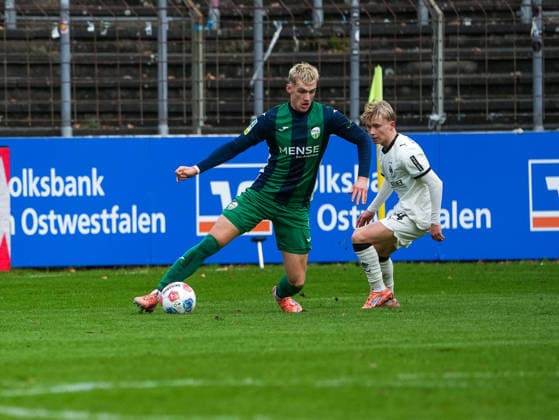 Luis Frieling (FC Guetersloh, 21) gegen Fritz Fleck (Borussia Moenchengladbach U23, 24) FC Guetersloh vs. Borussia Moenchengladbach U23, Fussball, Regionalliga West, 17. Spieltag, Saison 2025 2026, 29.11.2025 FC Guetersloh vs. Borussia Moenchengladbach U23, Fussball, Regionalliga West, 17. Spieltag, Saison 2025 2026, 29.11.2025 Guetersloh Copyright: xEibner-Pressefoto DamianxKruczynx EP_DKI