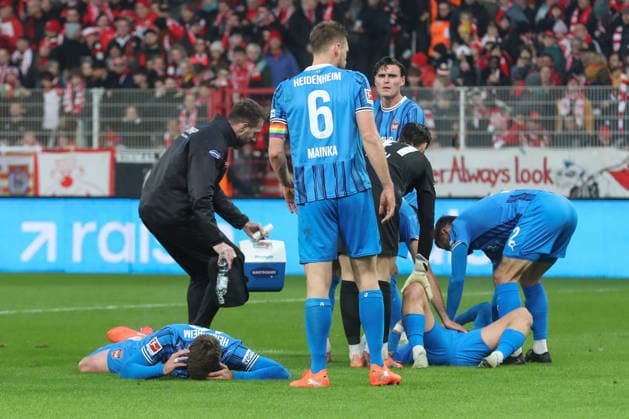 29.11.2025, xtgx, Fussball 1. Bundesliga, 1. FC Union Berlin - 1. FC Heidenheim emspor, v.l. Julian Niehues (Heidenheim, 16), Niklas Dorsch (Heidenheim, 30) verletzt, Verletzung, injury, injured (DFL DFB REGULATIONS PROHIBIT ANY USE OF PHOTOGRAPHS as IMAGE SEQUENCES and or QUASI-VIDEO) Berlin
