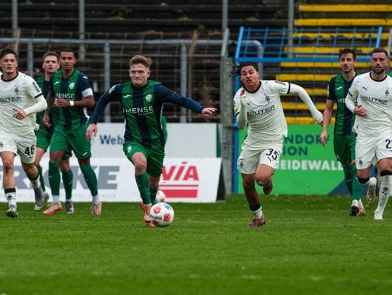 Niklas Barthel (FC Guetersloh, 04) gegen Kilian Sauck (Borussia Moenchengladbach U23, 35) FC Guetersloh vs. Borussia Moenchengladbach U23, Fussball, Regionalliga West, 17. Spieltag, Saison 2025 2026, 29.11.2025 FC Guetersloh vs. Borussia Moenchengladbach U23, Fussball, Regionalliga West, 17. Spieltag, Saison 2025 2026, 29.11.2025 Guetersloh Copyright: xEibner-Pressefoto DamianxKruczynx EP_DKI