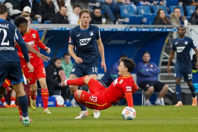 Wouter Burger (TSG Hoffenheim, 18) und Fabian Rieder (FC Augsburg, 32) im Zweikampf , Deutschland, Fussball, 1. Bundesliga, 12.Spieltag, 2025 2026, TSG Hoffenheim vs. FC Augsburg, 29.11.2025, PreZero Arena, Sinsheim, Deutschland Sinsheim PreZero Arena Baden-Württemberg Deutschland Copyright: xGrantxHubbsx