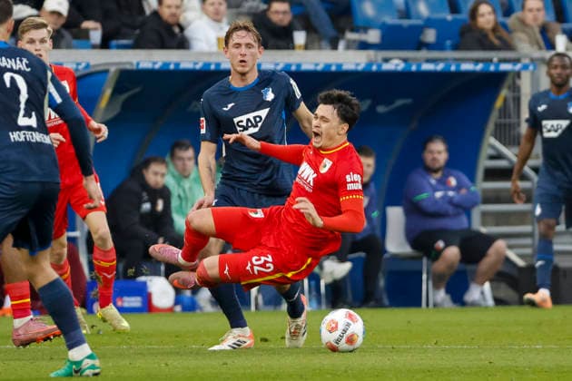 Wouter Burger (TSG Hoffenheim, 18) und Fabian Rieder (FC Augsburg, 32) im Zweikampf , Deutschland, Fussball, 1. Bundesliga, 12.Spieltag, 2025 2026, TSG Hoffenheim vs. FC Augsburg, 29.11.2025, PreZero Arena, Sinsheim, Deutschland Sinsheim PreZero Arena Baden-Württemberg Deutschland Copyright: xGrantxHubbsx