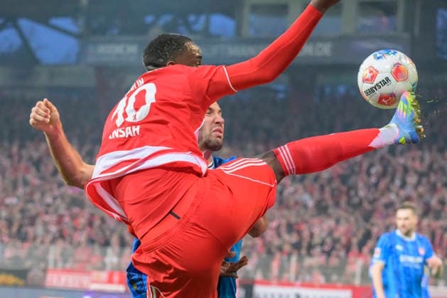 im Bild v.l.: Streit zwischen Ilyas Ansah (1.FC Union), Patrick Mainka (FCH, 06), Zweikampf, Action, Kampf, kaempft um den Ball, Action, duels, fighting for the ball, traurig, deprimiert, sauer, sad, depressed, angry, emotional, GER, Berlin, 1. FC Union Berlin vs 1.FC Heidenheim 1846, 1. Bundesliga, Fussball, DFB, Spielzeit 2025 2026, Alte Foersterei, 12. Spieltag, DFB DFL REGULATIONS PROHIBIT ANY USE OF PHOTOGRAPHS AS IMAGE SEQUENCES AND OR QUASI-VIDEO, 29.11.25, Copyright: HMBxMedia UwexKoch