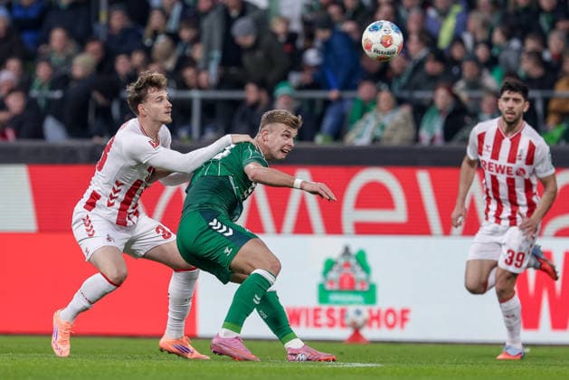 v.li.: Rav van den Berg (1. FC Köln, 33) und Keke Topp (SV Werder Bremen, 9) im Zweikampf, Duell, Dynamik, Aktion, Action, Spielszene, DIE DFL-RICHTLINIEN UNTERSAGEN JEGLICHE NUTZUNG VON FOTOS ALS SEQUENZBILDER UND ODER VIDEOA?HNLICHE FOTOSTRECKEN. DFL REGULATIONS PROHIBIT ANY USE OF PHOTOGRAPHS AS IMAGE SEQUENCES AND OR QUASI-VIDEO., 29.11.2025, Bremen (Deutschland), Fussball, Bundesliga, SV Werder Bremen - 1. FC Köln