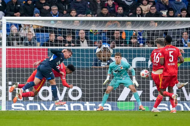 v.li.: Torschütze Grischa Prömel (Hoffenheim, 6), Noahkai Banks (FCA, 40), Finn Dahmen (Torwart, FCA, 1), Cedric Zesiger (FCA, 16), Chrislain Matsima (FCA, 5), erzielt das Tor zum 3:0, Treffer, Torerfolg, Highlight, Action, Aktion, Spielszene, 29.11.2025, Sinsheim (Deutschland), Fussball, Bundesliga, TSG 1899 Hoffenheim - FC Augsburg, DFB DFL REGULATIONS PROHIBIT ANY USE OF PHOTOGRAPHS AS IMAGE SEQUENCES AND OR QUASI-VIDEO.