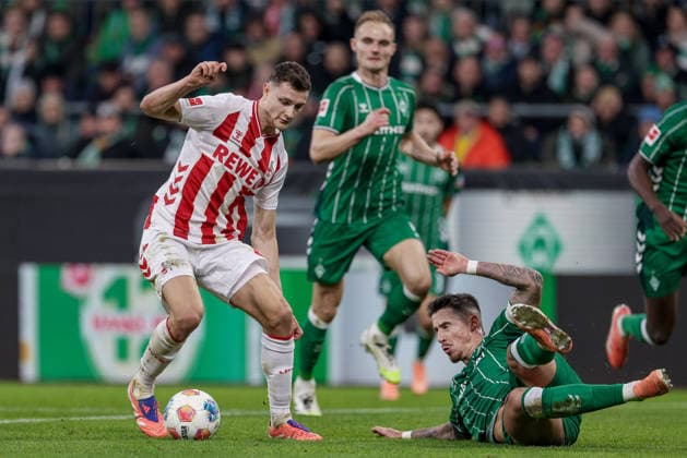 v.li.: Said El Mala (1. FC Köln, 13) und Marco Friedl (SV Werder Bremen, 32) im Zweikampf, Duell, Dynamik, Aktion, Action, Spielszene, DIE DFL-RICHTLINIEN UNTERSAGEN JEGLICHE NUTZUNG VON FOTOS ALS SEQUENZBILDER UND ODER VIDEOA?HNLICHE FOTOSTRECKEN. DFL REGULATIONS PROHIBIT ANY USE OF PHOTOGRAPHS AS IMAGE SEQUENCES AND OR QUASI-VIDEO., 29.11.2025, Bremen (Deutschland), Fussball, Bundesliga, SV Werder Bremen - 1. FC Köln