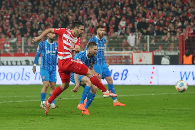 29.11.2025, xtgx, Fussball 1. Bundesliga, 1. FC Union Berlin - 1. FC Heidenheim emspor, v.l. Rani Khedira (Union Berlin, 8) schiesst Tor, schießt, Torschuetze, erzielt Tor, Treffer, scores the goal 1:0 (DFL DFB REGULATIONS PROHIBIT ANY USE OF PHOTOGRAPHS as IMAGE SEQUENCES and or QUASI-VIDEO) Berlin