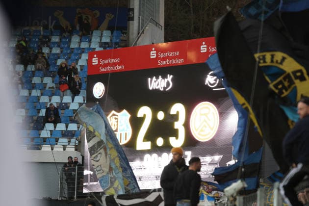 29.11.2025, xrekx, Fussball 3.Liga, 1.FC Saarbruecken - Rot-Weiss Essen v.l. Anzeigetafel, Videowall, Scoreboard, Info, Werbung Endstand 2:3 FCS Fans ,Stimmung, Schals, Trikot, Fahne, Banner, Ultras, Zuschauer, Besucher, Choreo, Choreografie, atmosphere, spectators, Visitors (DFL DFB REGULATIONS PROHIBIT ANY USE OF PHOTOGRAPHS as IMAGE SEQUENCES and or QUASI-VIDEO) Saarbruecken
