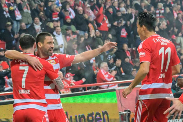 im Bild v.l.: Rani Khedira (1.FC Union), Tor, Treffer, Jubel, Torjubel, Freude, Begeisterung, feiert,celebreting the goal, joy, jubilation, cheering, nach seinem Tor zum 1:0 in der 43. Minute, Oliver Burke (1.FC Union), Rani Khedira (1.FC Union), Woo-yeong Jeong (1.FC Union), GER, Berlin, 1. FC Union Berlin vs 1.FC Heidenheim 1846, 1. Bundesliga, Fussball, DFB, Spielzeit 2025 2026, Alte Foersterei, 12. Spieltag, DFB DFL REGULATIONS PROHIBIT ANY USE OF PHOTOGRAPHS AS IMAGE SEQUENCES AND OR QUASI-VIDEO, 29.11.25, Copyright: HMBxMedia UwexKoch