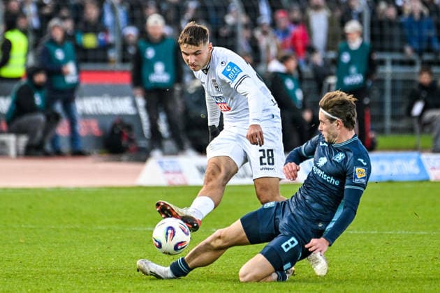 GER, 3. Liga, SSV Ulm 1846 vs TSV 1860 München 29.11.2025, Donaustadion, Ulm, GER, 3. Liga, SSV Ulm 1846 vs TSV 1860 München, im Bild Max Scholze (SSV Ulm, 28), David Philipp (Muenchen, 8)