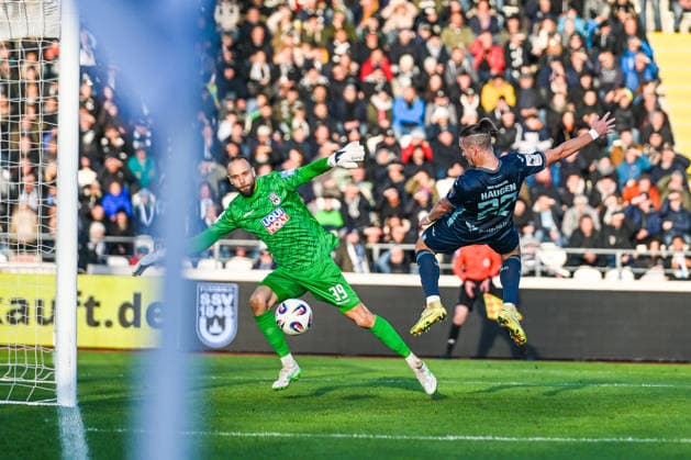 GER, 3. Liga, SSV Ulm 1846 vs TSV 1860 München 29.11.2025, Donaustadion, Ulm, GER, 3. Liga, SSV Ulm 1846 vs TSV 1860 München, im Bild Christian Ortag (SSV Ulm, 39), Torchance durch Sigurd Haugen (Muenchen, 22)