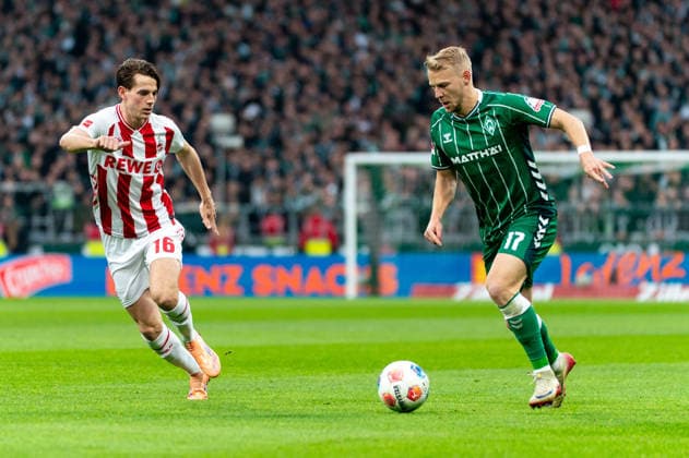 Marco Gruell (SV Werder Bremen, 17) im Dribbling gegen Jakub Kaminski (1. FC Koeln, 16), GER, SV Werder Bremen vs 1. FC Koeln, Fussball, Bundesliga, Spieltag 12, Saison 2025 2026, 29.11.2025 DFL REGULATIONS PROHIBIT ANY USE OF PHOTOGRAPHS AS IMAGE SEQUENCES AND OR QUASI-VIDEO GER, SV Werder Bremen vs 1. FC Koeln, Fussball, Bundesliga, Spieltag 12, Saison 2025 2026, 29.11.2025 Bremen Copyright: xEibner-Pressefoto MaxxVincenx EP_MVN