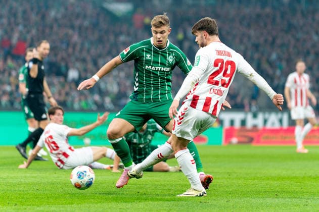 Jan Thielmann (1. FC Koeln, 29) am Ball vor Keke Topp (SV Werder Bremen, 09), GER, SV Werder Bremen vs 1. FC Koeln, Fussball, Bundesliga, Spieltag 12, Saison 2025 2026, 29.11.2025 DFL REGULATIONS PROHIBIT ANY USE OF PHOTOGRAPHS AS IMAGE SEQUENCES AND OR QUASI-VIDEO GER, SV Werder Bremen vs 1. FC Koeln, Fussball, Bundesliga, Spieltag 12, Saison 2025 2026, 29.11.2025 Bremen Copyright: xEibner-Pressefoto MaxxVincenx EP_MVN