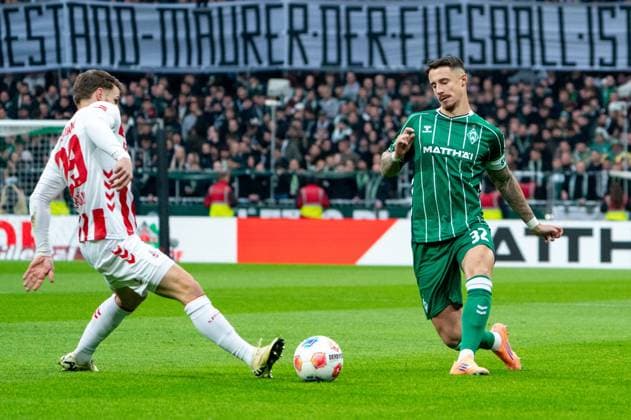 Marco Friedl (SV Werder Bremen, 32) Pass, Cenk Oezkacar (1. FC Koeln, 39), GER, SV Werder Bremen vs 1. FC Koeln, Fussball, Bundesliga, Spieltag 12, Saison 2025 2026, 29.11.2025 DFL REGULATIONS PROHIBIT ANY USE OF PHOTOGRAPHS AS IMAGE SEQUENCES AND OR QUASI-VIDEO GER, SV Werder Bremen vs 1. FC Koeln, Fussball, Bundesliga, Spieltag 12, Saison 2025 2026, 29.11.2025 Bremen Copyright: xEibner-Pressefoto MaxxVincenx EP_MVN