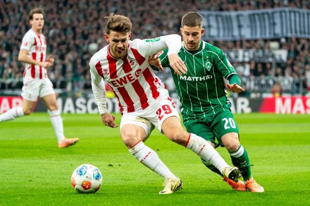 Jan Thielmann (1. FC Koeln, 29) im Zweikampf, Kampf um den Ball mit Romano Schmid (SV Werder Bremen, 20), GER, SV Werder Bremen vs 1. FC Koeln, Fussball, Bundesliga, Spieltag 12, Saison 2025 2026, 29.11.2025 DFL REGULATIONS PROHIBIT ANY USE OF PHOTOGRAPHS AS IMAGE SEQUENCES AND OR QUASI-VIDEO GER, SV Werder Bremen vs 1. FC Koeln, Fussball, Bundesliga, Spieltag 12, Saison 2025 2026, 29.11.2025 Bremen Copyright: xEibner-Pressefoto MaxxVincenx EP_MVN