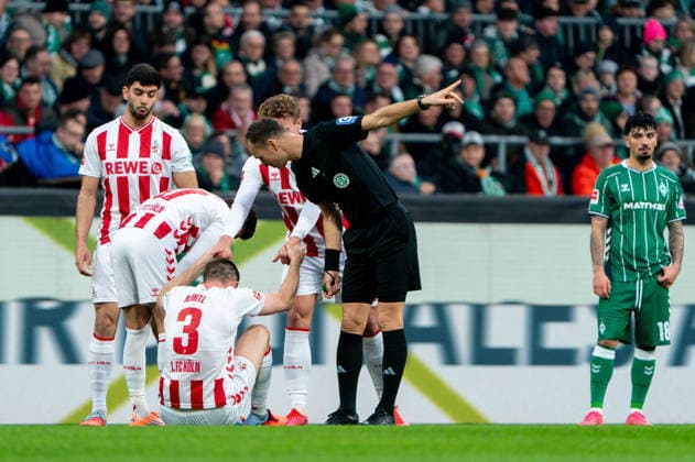 Dominique Heintz (1. FC Koeln, 03) verletzt, Auswechslung, Bastian Dankert (Schiedsrichter), GER, SV Werder Bremen vs 1. FC Koeln, Fussball, Bundesliga, Spieltag 12, Saison 2025 2026, 29.11.2025 DFL REGULATIONS PROHIBIT ANY USE OF PHOTOGRAPHS AS IMAGE SEQUENCES AND OR QUASI-VIDEO GER, SV Werder Bremen vs 1. FC Koeln, Fussball, Bundesliga, Spieltag 12, Saison 2025 2026, 29.11.2025 Bremen Copyright: xEibner-Pressefoto MaxxVincenx EP_MVN
