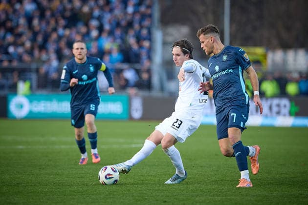 Zweikampf, Duell zwischen Max Brandt (SSV Ulm 1846, 23) und Florian Niederlechner(TSV 1860 Muenchen, 07) GER, SSV Ulm 1846 vs. TSV 1860 Muenchen, Fussball, Herren, 3. Liga, 16. Spieltag, Spielzeit 2025 2026, 29.11.2025 DFL, DFB regulations prohibit any use of photographs as image sequences and or quasi-video GER, SSV Ulm 1846 vs. TSV 1860 Muenchen, Fussball, Herren, 3. Liga, 16. Spieltag, Spielzeit 2025 2026, 29.11.2025 Ulm Copyright: xEibner-Pressefoto GeraldxOelze-dexStoppanyx EP_ODS