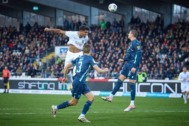 Kopfballchance Paul-Philipp Besong (SSV Ulm 1846, 17), Siemen Voet (TSV 1860 Muenchen, 03) , Max Reinthaler (TSV 1860 Muenchen, 16) GER, SSV Ulm 1846 vs. TSV 1860 Muenchen, Fussball, Herren, 3. Liga, 16. Spieltag, Spielzeit 2025 2026, 29.11.2025 DFL, DFB regulations prohibit any use of photographs as image sequences and or quasi-video GER, SSV Ulm 1846 vs. TSV 1860 Muenchen, Fussball, Herren, 3. Liga, 16. Spieltag, Spielzeit 2025 2026, 29.11.2025 Ulm Copyright: xEibner-Pressefoto GeraldxOelze-dexStoppanyx EP_ODS