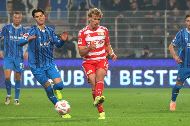 DEU, DFL, 1. FBL, 1.FC Union vs. Heidenheim, 29.11.2025, Stadion Alte Foersterei, Berlin, DEU, DFL, 1. FBL, 1.FC Union vs. Heidenheim, im Bild: Leopold Querfeld (1.FC Union Berlin 14), Mathias Honsak (Heidenheim 17) DFL - regulations prohibit any use of Photographs as image sequences and or quasi-video