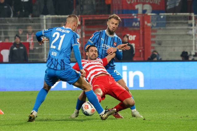 DEU, DFL, 1. FBL, 1.FC Union vs. Heidenheim, 29.11.2025, Stadion Alte Foersterei, Berlin, DEU, DFL, 1. FBL, 1.FC Union vs. Heidenheim, im Bild: Rani Khedira (1.FC Union Berlin 8), Adrian Beck (Heidenheim 21), Niklas Dorsch (Heidenheim 30) DFL - regulations prohibit any use of Photographs as image sequences and or quasi-video