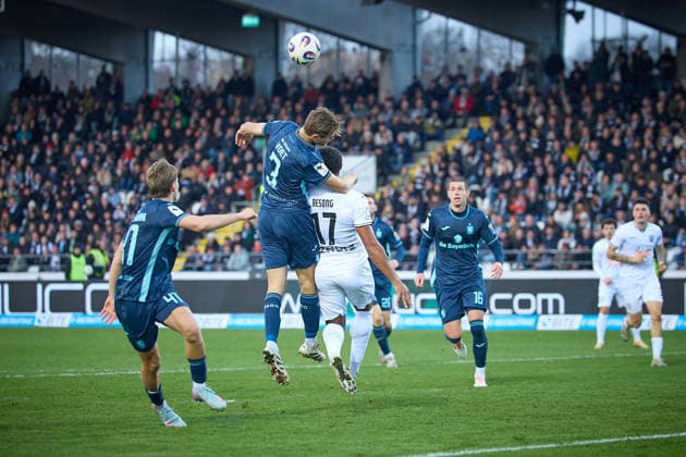 Kopfballduell Siemen Voet (TSV 1860 Muenchen, 03), Paul-Philipp Besong (SSV Ulm 1846, 17) GER, SSV Ulm 1846 vs. TSV 1860 Muenchen, Fussball, Herren, 3. Liga, 16. Spieltag, Spielzeit 2025 2026, 29.11.2025 DFL, DFB regulations prohibit any use of photographs as image sequences and or quasi-video GER, SSV Ulm 1846 vs. TSV 1860 Muenchen, Fussball, Herren, 3. Liga, 16. Spieltag, Spielzeit 2025 2026, 29.11.2025 Ulm Copyright: xEibner-Pressefoto GeraldxOelze-dexStoppanyx EP_ODS