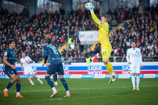 Thomas Daehne (TSV 1860 Muenchen, 21) faengt den Ball GER, SSV Ulm 1846 vs. TSV 1860 Muenchen, Fussball, Herren, 3. Liga, 16. Spieltag, Spielzeit 2025 2026, 29.11.2025 DFL, DFB regulations prohibit any use of photographs as image sequences and or quasi-video GER, SSV Ulm 1846 vs. TSV 1860 Muenchen, Fussball, Herren, 3. Liga, 16. Spieltag, Spielzeit 2025 2026, 29.11.2025 Ulm Copyright: xEibner-Pressefoto GeraldxOelze-dexStoppanyx EP_ODS