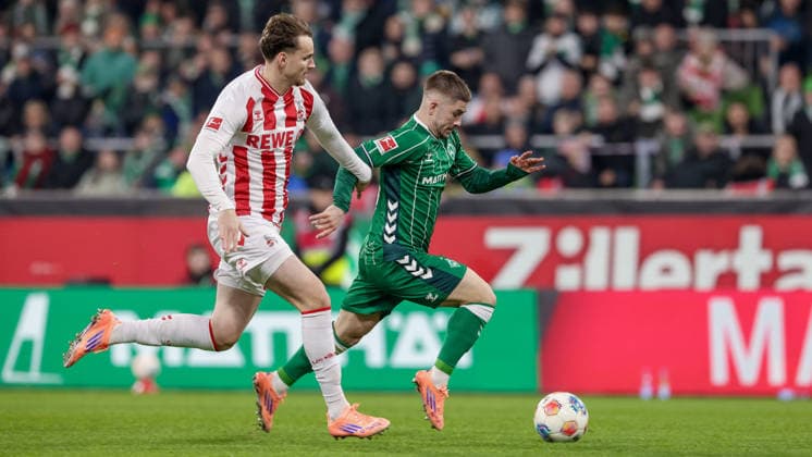 v.li.: Rav van den Berg (1. FC Köln, 33) und Romano Schmid (SV Werder Bremen, 20) im Laufduell, Zweikampf, Duell, Dynamik, Aktion, Action, Spielszene, DIE DFL-RICHTLINIEN UNTERSAGEN JEGLICHE NUTZUNG VON FOTOS ALS SEQUENZBILDER UND ODER VIDEOA?HNLICHE FOTOSTRECKEN. DFL REGULATIONS PROHIBIT ANY USE OF PHOTOGRAPHS AS IMAGE SEQUENCES AND OR QUASI-VIDEO., 29.11.2025, Bremen (Deutschland), Fussball, Bundesliga, SV Werder Bremen - 1. FC Köln