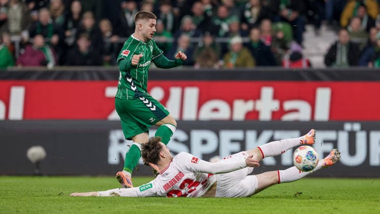 v.li.: Romano Schmid (SV Werder Bremen, 20) und Rav van den Berg (1. FC Köln, 33) im Zweikampf, Duell, Dynamik, Aktion, Action, Spielszene, DIE DFL-RICHTLINIEN UNTERSAGEN JEGLICHE NUTZUNG VON FOTOS ALS SEQUENZBILDER UND ODER VIDEOA?HNLICHE FOTOSTRECKEN. DFL REGULATIONS PROHIBIT ANY USE OF PHOTOGRAPHS AS IMAGE SEQUENCES AND OR QUASI-VIDEO., 29.11.2025, Bremen (Deutschland), Fussball, Bundesliga, SV Werder Bremen - 1. FC Köln