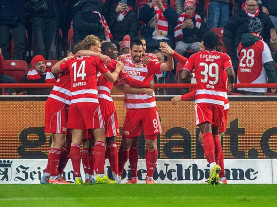 Fußball, Herren, Saison 2025 2026, 1. Bundesliga (12. Spieltag), 1. FC Union Berlin - 1. FC Heidenheim, v. l. Aljoscha Kemlein (1. FC Union Berlin), Leopold Querfeld (1. FC Union Berlin), Ilyas Ansah (1. FC Union Berlin), Rani Khedira (1. FC Union Berlin), Danilho Doekhi (1. FC Union Berlin), Christopher Trimmel (1. FC Union Berlin), Derrick Köhn (1. FC Union Berlin), Jubel nach Tor zum 1:0, 29.11.2025, Copyright: xSebastianxRäppold MatthiasxKochx
