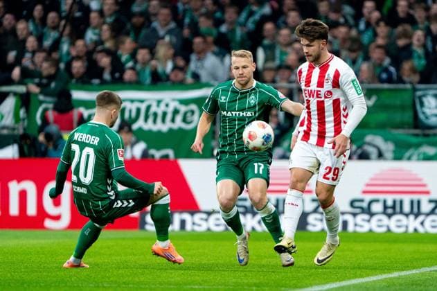 Jan Thielmann (1. FC Koeln, 29) im Dribbling gegen Romano Schmid (SV Werder Bremen, 20) und Marco Gruell (SV Werder Bremen, 17), GER, SV Werder Bremen vs 1. FC Koeln, Fussball, Bundesliga, Spieltag 12, Saison 2025 2026, 29.11.2025 DFL REGULATIONS PROHIBIT ANY USE OF PHOTOGRAPHS AS IMAGE SEQUENCES AND OR QUASI-VIDEO GER, SV Werder Bremen vs 1. FC Koeln, Fussball, Bundesliga, Spieltag 12, Saison 2025 2026, 29.11.2025 Bremen Copyright: xEibner-Pressefoto MaxxVincenx EP_MVN