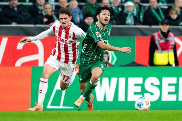 Yukinari Sugawara (SV Werder Bremen, 03) im Zweikampf, Kampf um den Ball mit Alessio Castro-Montes (1. FC Koeln, 17), GER, SV Werder Bremen vs 1. FC Koeln, Fussball, Bundesliga, Spieltag 12, Saison 2025 2026, 29.11.2025 DFL REGULATIONS PROHIBIT ANY USE OF PHOTOGRAPHS AS IMAGE SEQUENCES AND OR QUASI-VIDEO GER, SV Werder Bremen vs 1. FC Koeln, Fussball, Bundesliga, Spieltag 12, Saison 2025 2026, 29.11.2025 Bremen Copyright: xEibner-Pressefoto MaxxVincenx EP_MVN