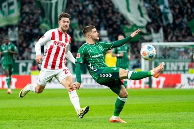 Romano Schmid (SV Werder Bremen, 20) am Ball, Jan Thielmann (1. FC Koeln, 29), GER, SV Werder Bremen vs 1. FC Koeln, Fussball, Bundesliga, Spieltag 12, Saison 2025 2026, 29.11.2025 DFL REGULATIONS PROHIBIT ANY USE OF PHOTOGRAPHS AS IMAGE SEQUENCES AND OR QUASI-VIDEO GER, SV Werder Bremen vs 1. FC Koeln, Fussball, Bundesliga, Spieltag 12, Saison 2025 2026, 29.11.2025 Bremen Copyright: xEibner-Pressefoto MaxxVincenx EP_MVN
