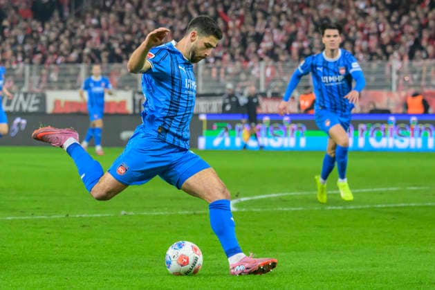 im Bild v.l.: Stefan Schimmer (FCH, 09), zieht aufs Tor ab, schiesst den Ball, GER, Berlin, 1. FC Union Berlin vs 1.FC Heidenheim 1846, 1. Bundesliga, Fussball, DFB, Spielzeit 2025 2026, Alte Foersterei, 12. Spieltag, DFB DFL REGULATIONS PROHIBIT ANY USE OF PHOTOGRAPHS AS IMAGE SEQUENCES AND OR QUASI-VIDEO, 29.11.25, Copyright: HMBxMedia UwexKoch