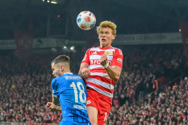 im Bild v.l.: Marvin Pieringer (FCH, 18), Leopold Querfeld (1.FC Union), Zweikampf, Action, Kampf, kaempft um den Ball, Action, duels, fighting for the ball, Kopfball, GER, Berlin, 1. FC Union Berlin vs 1.FC Heidenheim 1846, 1. Bundesliga, Fussball, DFB, Spielzeit 2025 2026, Alte Foersterei, 12. Spieltag, DFB DFL REGULATIONS PROHIBIT ANY USE OF PHOTOGRAPHS AS IMAGE SEQUENCES AND OR QUASI-VIDEO, 29.11.25, Copyright: HMBxMedia UwexKoch