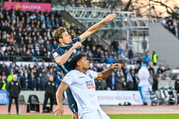 GER, 3. Liga, SSV Ulm 1846 vs TSV 1860 München 29.11.2025, Donaustadion, Ulm, GER, 3. Liga, SSV Ulm 1846 vs TSV 1860 München, im Bild Siemen Voet (Muenchen, 3), Paul-Philipp Besong (SSV Ulm, 17), Kopfball