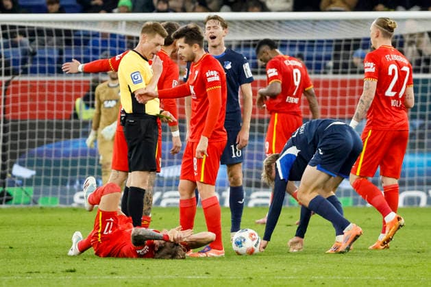 Kristijan Jakic (FC Augsburg, 17) verletzt am Boden , Deutschland, Fussball, 1. Bundesliga, 12.Spieltag, 2025 2026, TSG Hoffenheim vs. FC Augsburg, 29.11.2025, PreZero Arena, Sinsheim, Deutschland Sinsheim PreZero Arena Baden-Württemberg Deutschland Copyright: xGrantxHubbsx