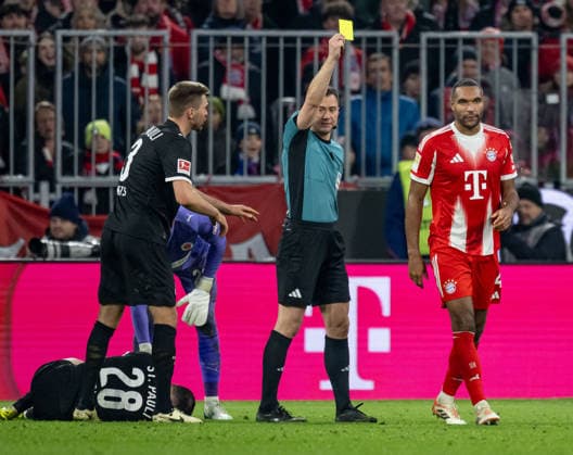 Jonathan Tah (FC Bayern Muenchen, 4) erhaelt von Felix Zwayer (Schiedsrichter) die gelbe Karte nach einem Foul an Mathias Pereira Lage (FC St. Pauli, 28) GER, FC Bayern Muenchen vs. FC St. Pauli, Fussball, Bundesliga, 12. Spieltag, Spielzeit 2025 2026, 29.11.2025. (DFL DFB REGULATIONS PROHIBIT ANY USE OF PHOTOGRAPHS as IMAGE SEQUENCES and or QUASI-VIDEO). GER, FC Bayern Muenchen vs. FC St. Pauli, Fussball, Bundesliga, 12. Spieltag, Spielzeit 2025 2026, 29.11.2025. Muenchen Copyright: xEibner-Pressefoto HeikexFeinerx EP_HFR