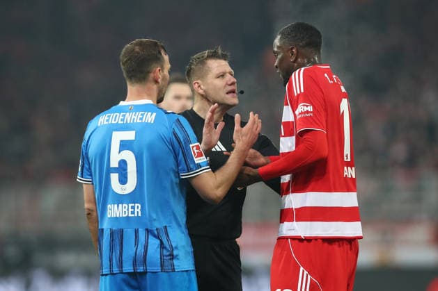 29.11.2025, xtgx, Fussball 1. Bundesliga, 1. FC Union Berlin - 1. FC Heidenheim emspor, v.l. Benedikt Gimber (Heidenheim, 5), Schiedsrichter, Schiri, referee Patrick Ittrich, Ilyas Ansah (Union Berlin, 10) Reklamiert, beschwert sich, schimpft (DFL DFB REGULATIONS PROHIBIT ANY USE OF PHOTOGRAPHS as IMAGE SEQUENCES and or QUASI-VIDEO) Berlin