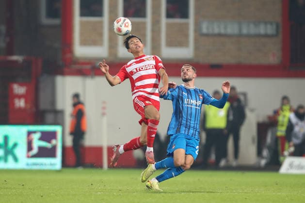 29.11.2025, xtgx, Fussball 1. Bundesliga, 1. FC Union Berlin - 1. FC Heidenheim emspor, v.l. Woo Yeong Jeong (Union Berlin, 11), Arijon Ibrahimovic (Heidenheim, 22) Zweikampf, Duell, Kampf, tackle (DFL DFB REGULATIONS PROHIBIT ANY USE OF PHOTOGRAPHS as IMAGE SEQUENCES and or QUASI-VIDEO) Berlin
