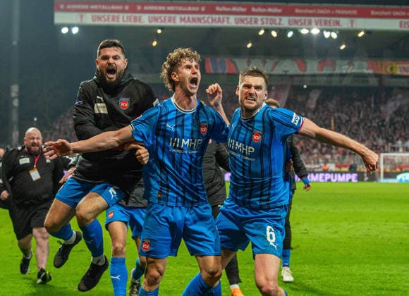 Fußball, Herren, Saison 2025 2026, 1. Bundesliga (12. Spieltag), 1. FC Union Berlin - 1. FC Heidenheim, v. l. Marnon Busch (Heidenheim), Jan Schöppner (Heidenheim), Patrick Mainka (Heidenheim), Jubel nach Tor zum 1:2, 29.11.2025, Copyright: xSebastianxRäppold MatthiasxKochx