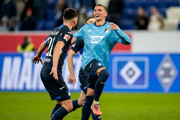 v.li.: Albian Hajdari (Hoffenheim, 21), Grischa Prömel (Hoffenheim, 6), Andrej Kramaric (Hoffenheim, 27), Spieler der TSG 1899 Hoffenheim, Jubel nach dem Schlusspfiff, Freude über den Sieg, Sieger, Gewinner, jubelt, jubeln, fröhlich, positiv, freut sich, freuen, optimistisch, Highlight, Action, Aktion, 29.11.2025, Sinsheim (Deutschland), Fussball, Bundesliga, TSG 1899 Hoffenheim - FC Augsburg, DFB DFL REGULATIONS PROHIBIT ANY USE OF PHOTOGRAPHS AS IMAGE SEQUENCES AND OR QUASI-VIDEO.