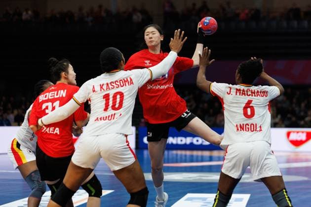 Ji In Jung (Suedkorea) im Zweikampf mit Albertina Da Cruz Kassoma (Angola), Juliana Jose Machado (Angola), Angola vs Suedkorea, Handball, IHF Handball Weltmeisterschaft der Frauen, 1. Spieltag, 29.11.2025 Angola vs Suedkorea, Handball, IHF Handball Weltmeisterschaft der Frauen, 1. Spieltag, 29.11.2025 Copyright: xEibner-Pressefoto AlexanderxNeisx EP_ANS